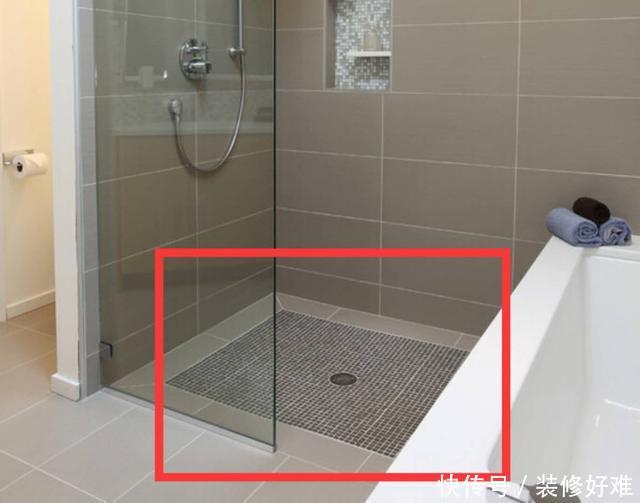 老婆坚持要做淋浴房四边走水,工人一听愣了,直夸碰到行家