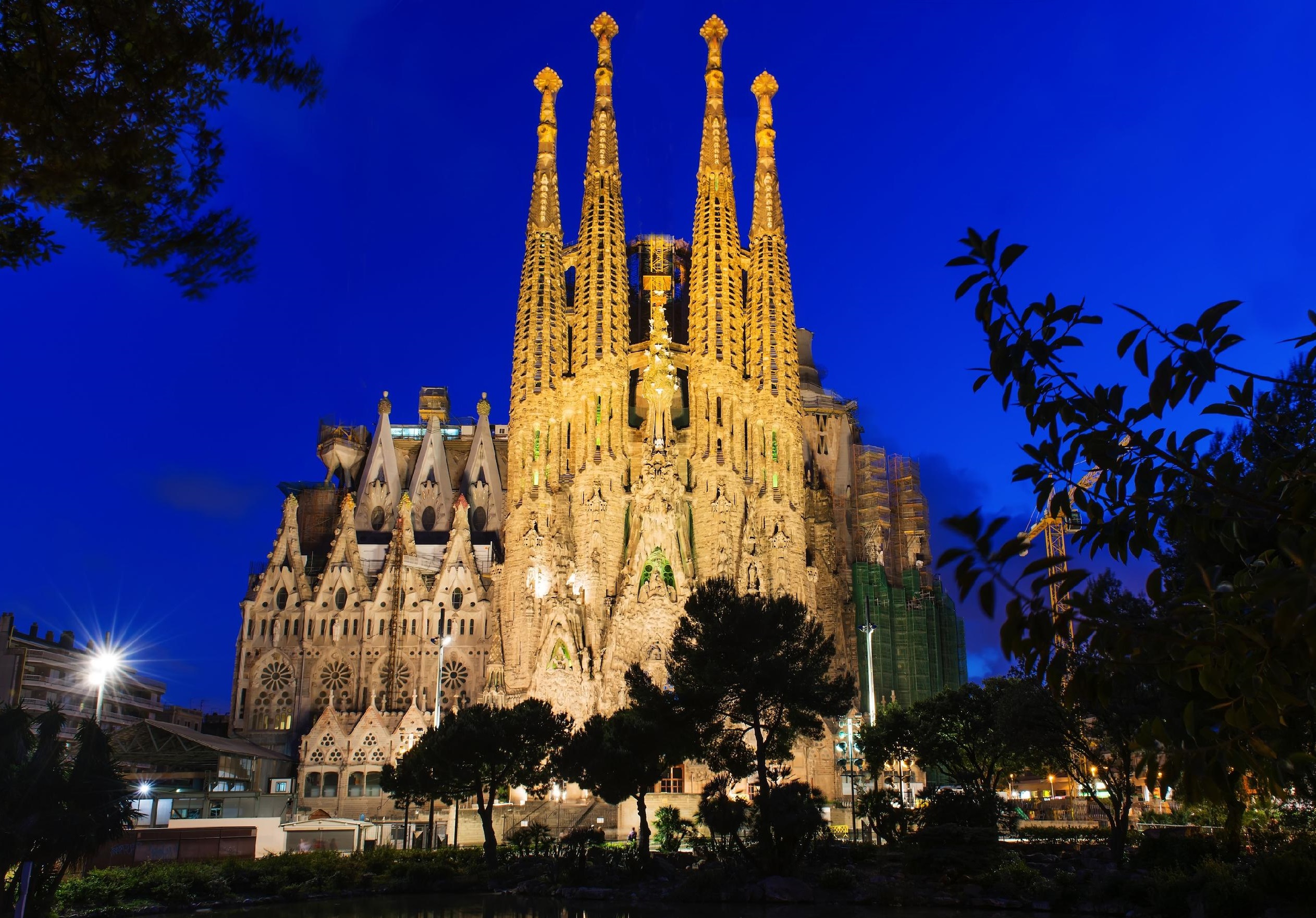 最开始负责建设神圣家族大教堂的人是建筑师高迪,但是从高迪1883年接