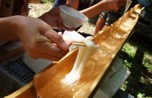 日本"流水素面"1坨面流1公里一群人抢着吃,网友:手慢吃口水?