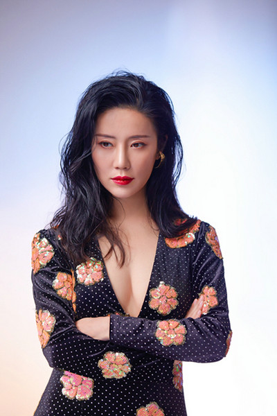 张彤曝港风写真 红唇波卷复古魅惑