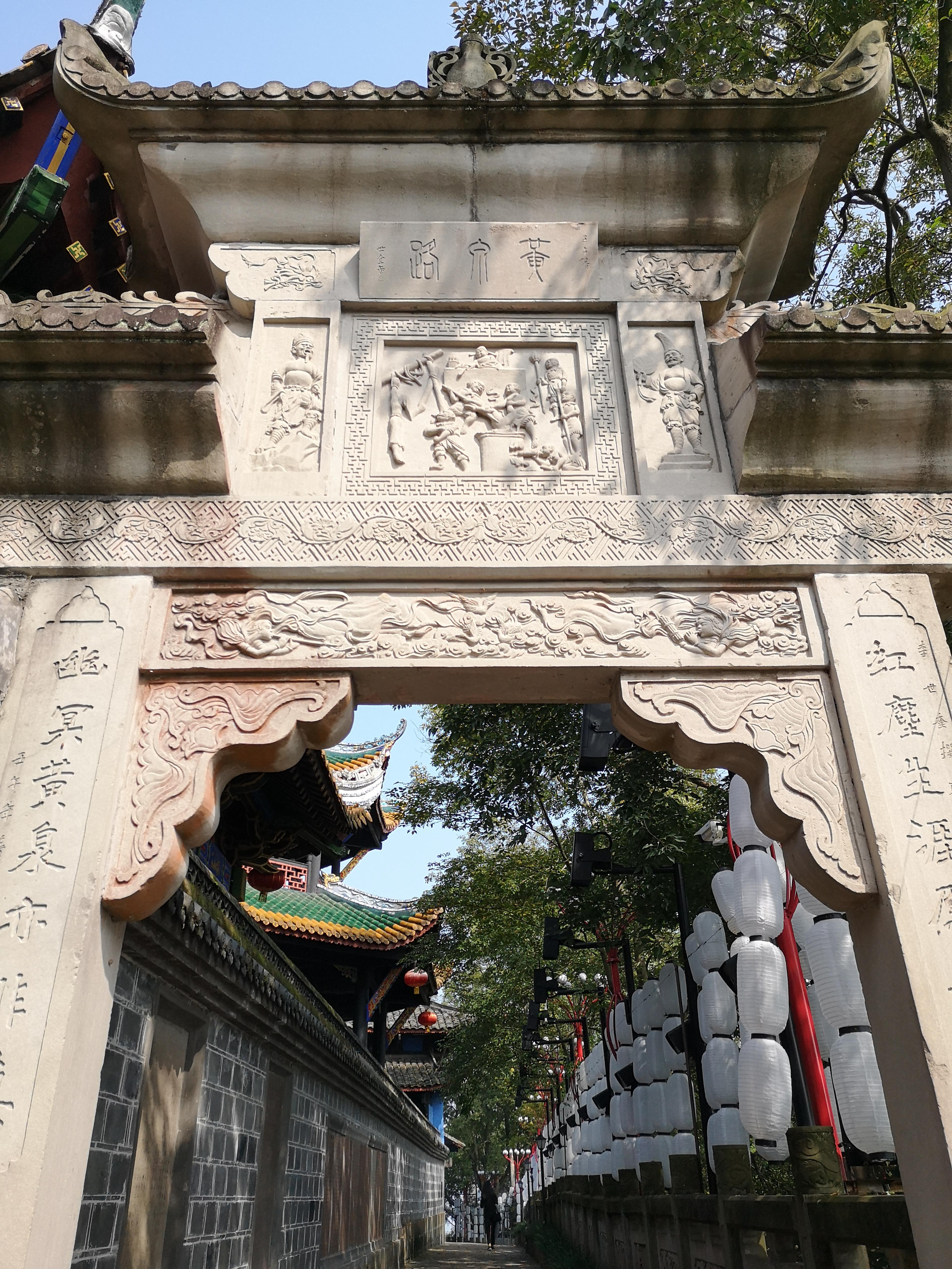 重庆有座丰都古城,号称鬼国幽都,被誉为中国神曲之乡