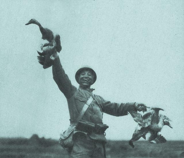 80多年前"鬼子进村"真实老照片,比影视剧中还夸张