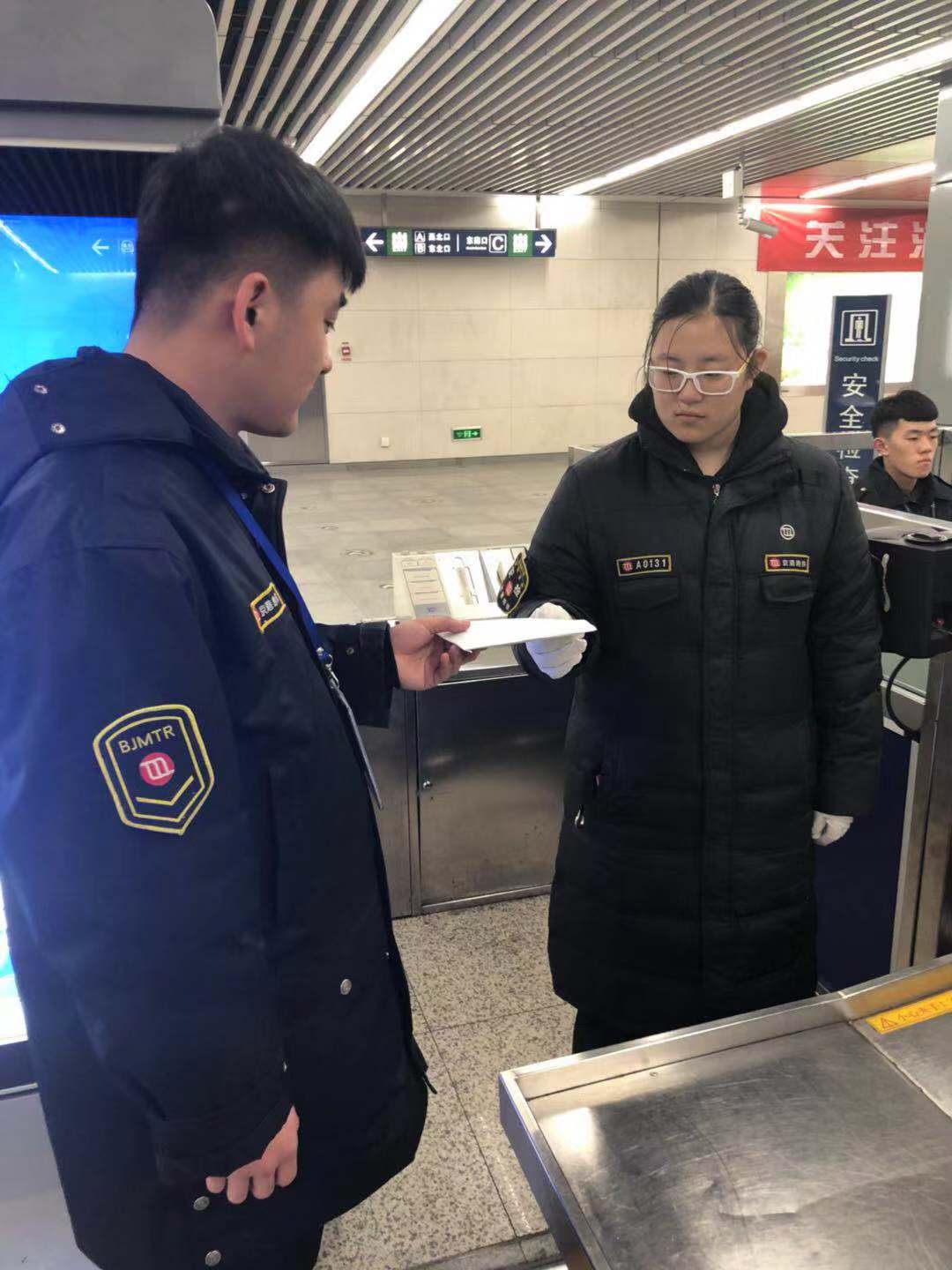 地铁安检员捡拾一万元现金归还失主