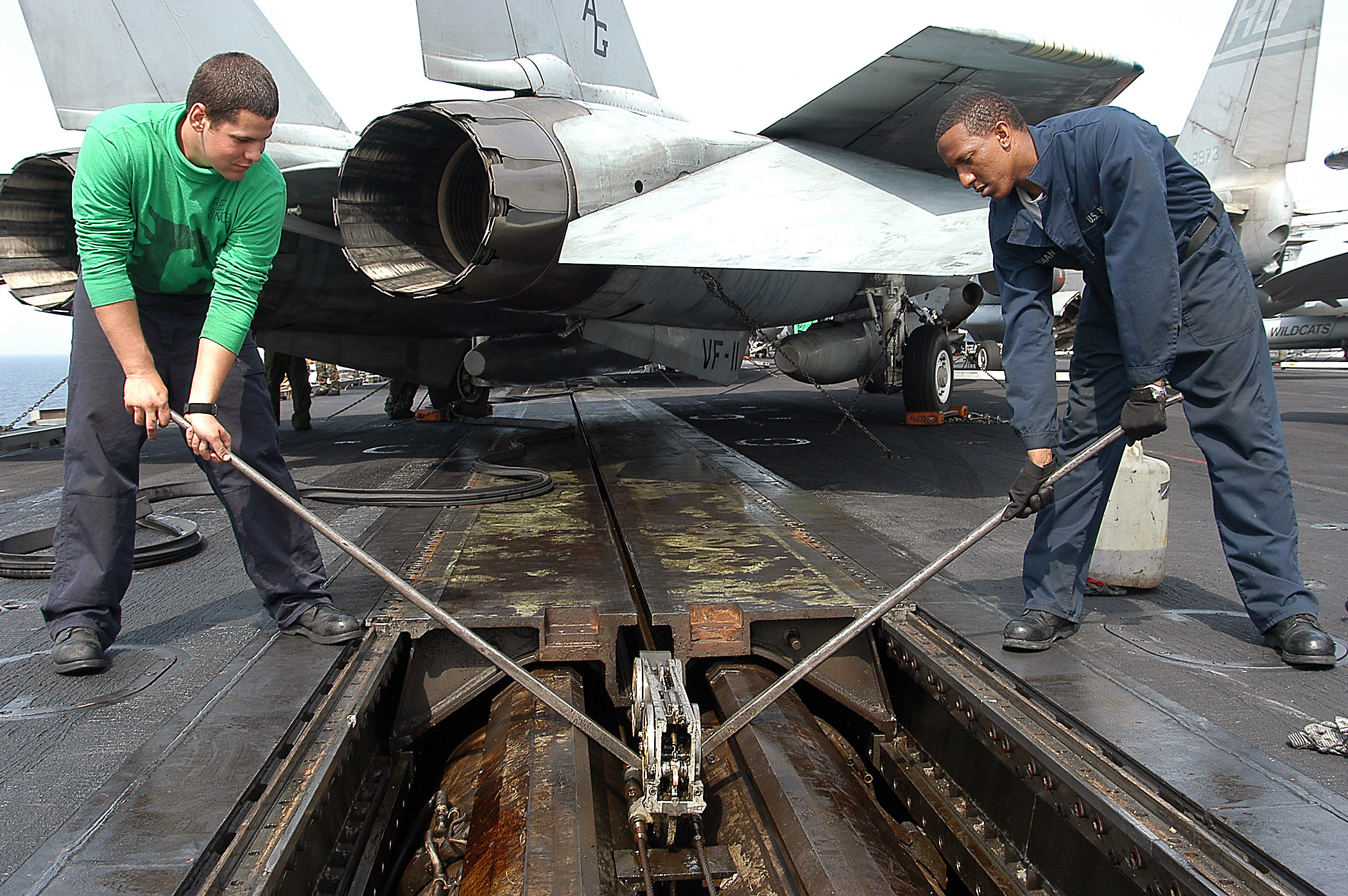看似"落伍"的技术,却仅仅只有一国掌握?平直甲板航母离不开它