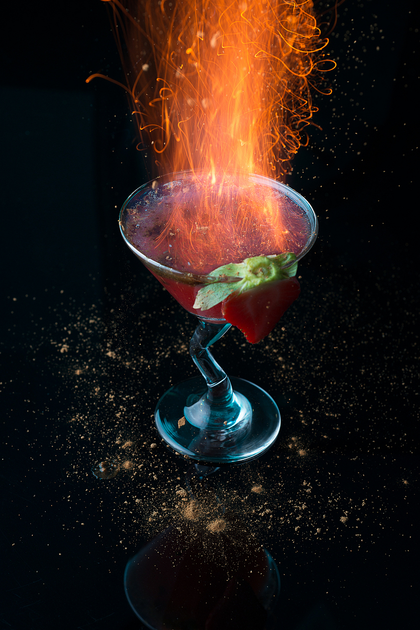 金属原子在火焰中从低能量状态跃迁至高能量状态,再回到低能量状态