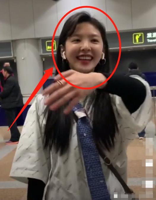 章若楠现身机场,路人镜头下暴露真实颜值,网友:初恋的感觉