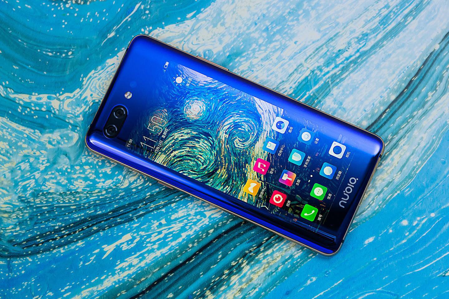 努比亚x,是一款国产旗舰手机,外观方面颜值非常高,双屏设计,前面一块