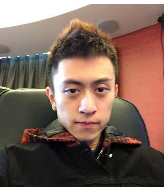 秦奋的奔驰越野车挂777连号车牌,经过巴博斯改装,车身颜色亮丽