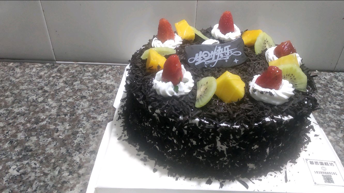 做一个经典的黑森林水果巧克力生日蛋糕,生日礼物拥有它棒棒的