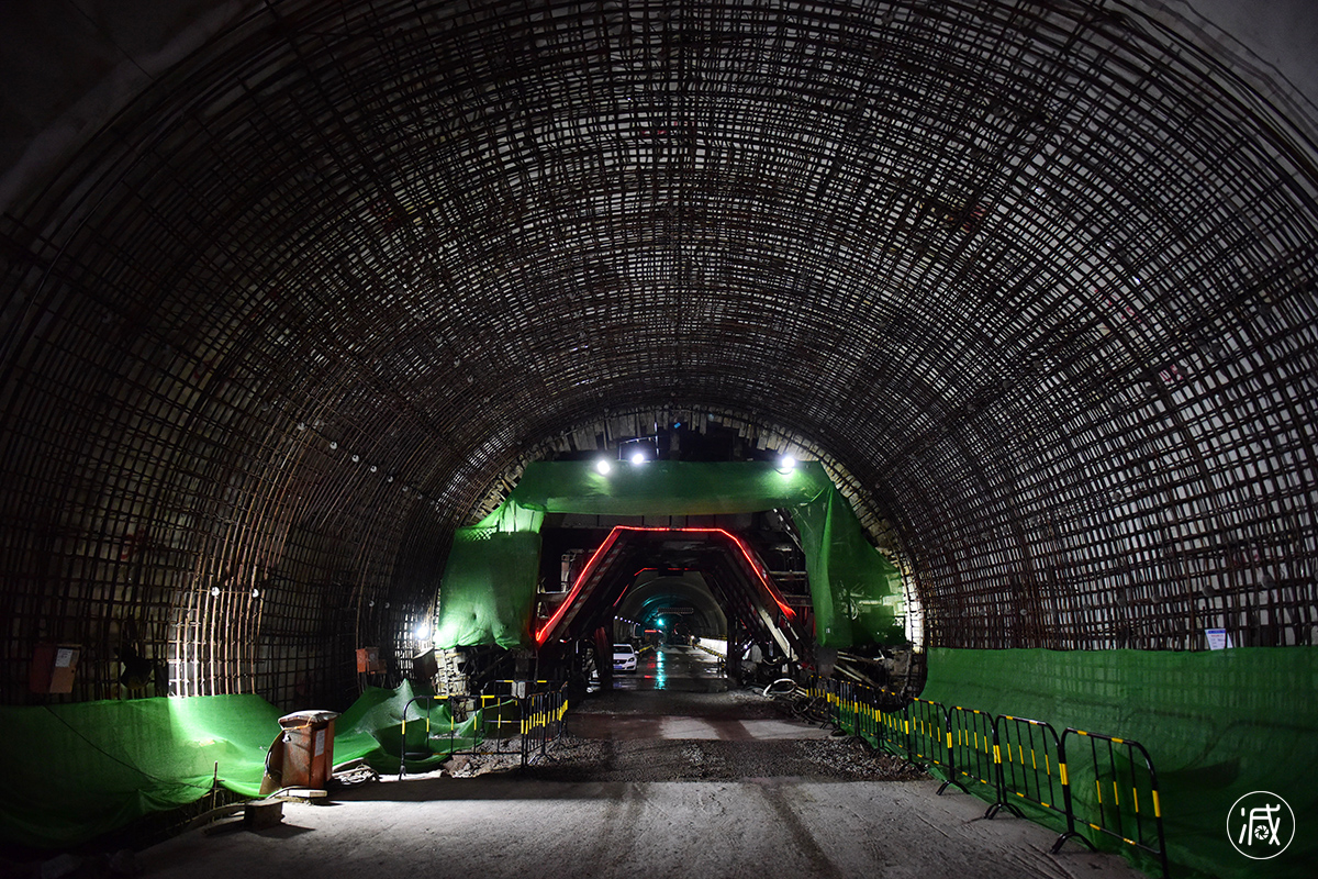 青岛这条地铁隧道位于海底88米 全国最长最深