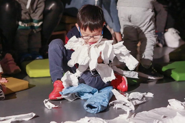 宝宝喜欢撕纸,涂鸦,扔玩具,是"动手敏感期"到了,别随意训斥