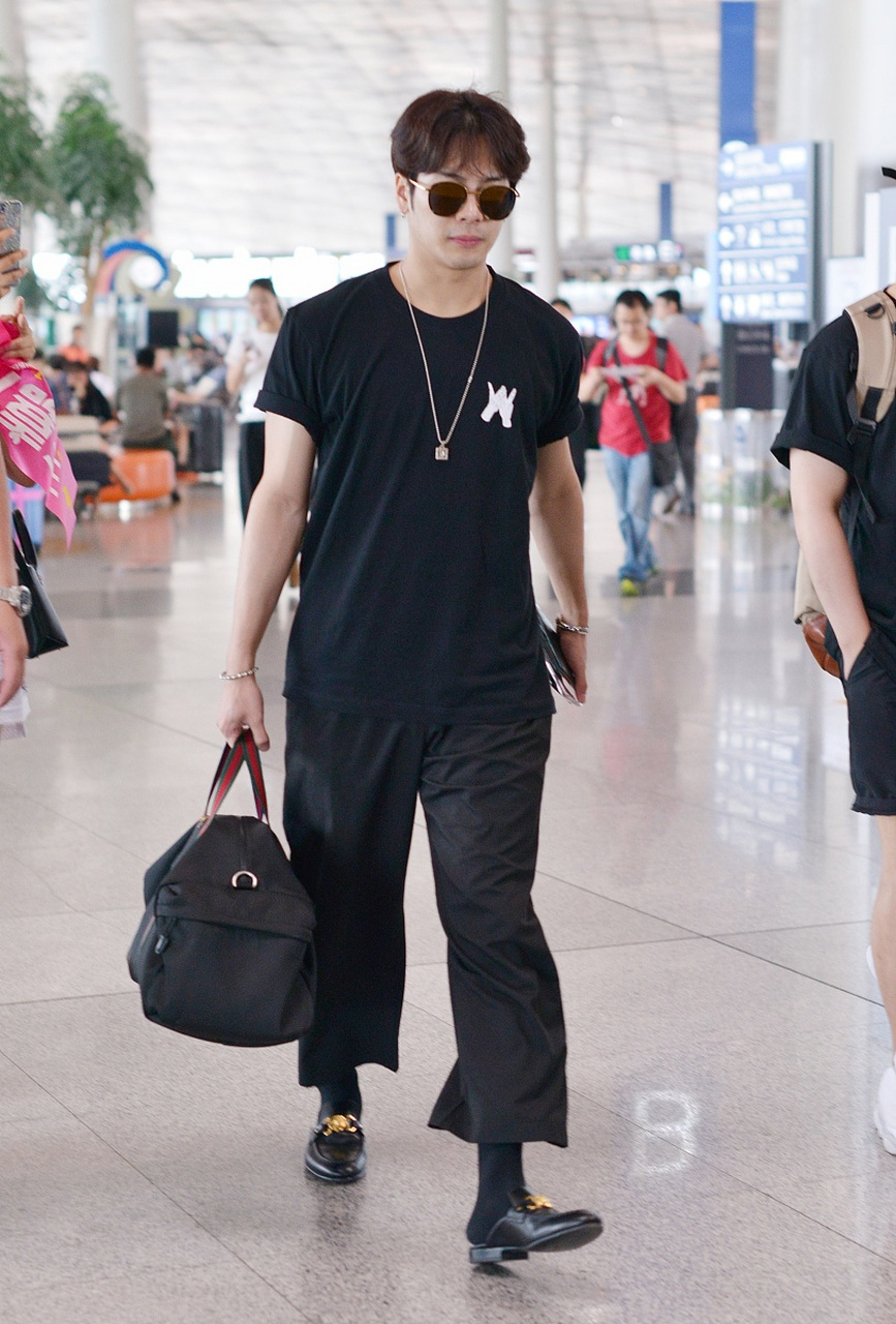 近日,有网友爆料称,内地著名男演员王嘉尔在北京某酒吧被警方带走.