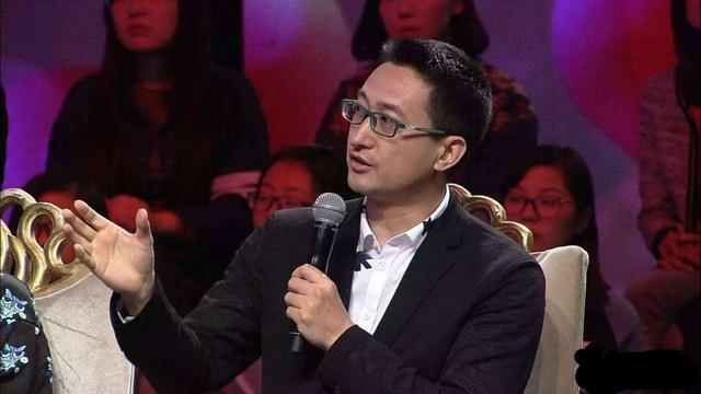 自诩情感专家,三段婚姻,三婚娶小16岁空姐,"逼"妻子辞职