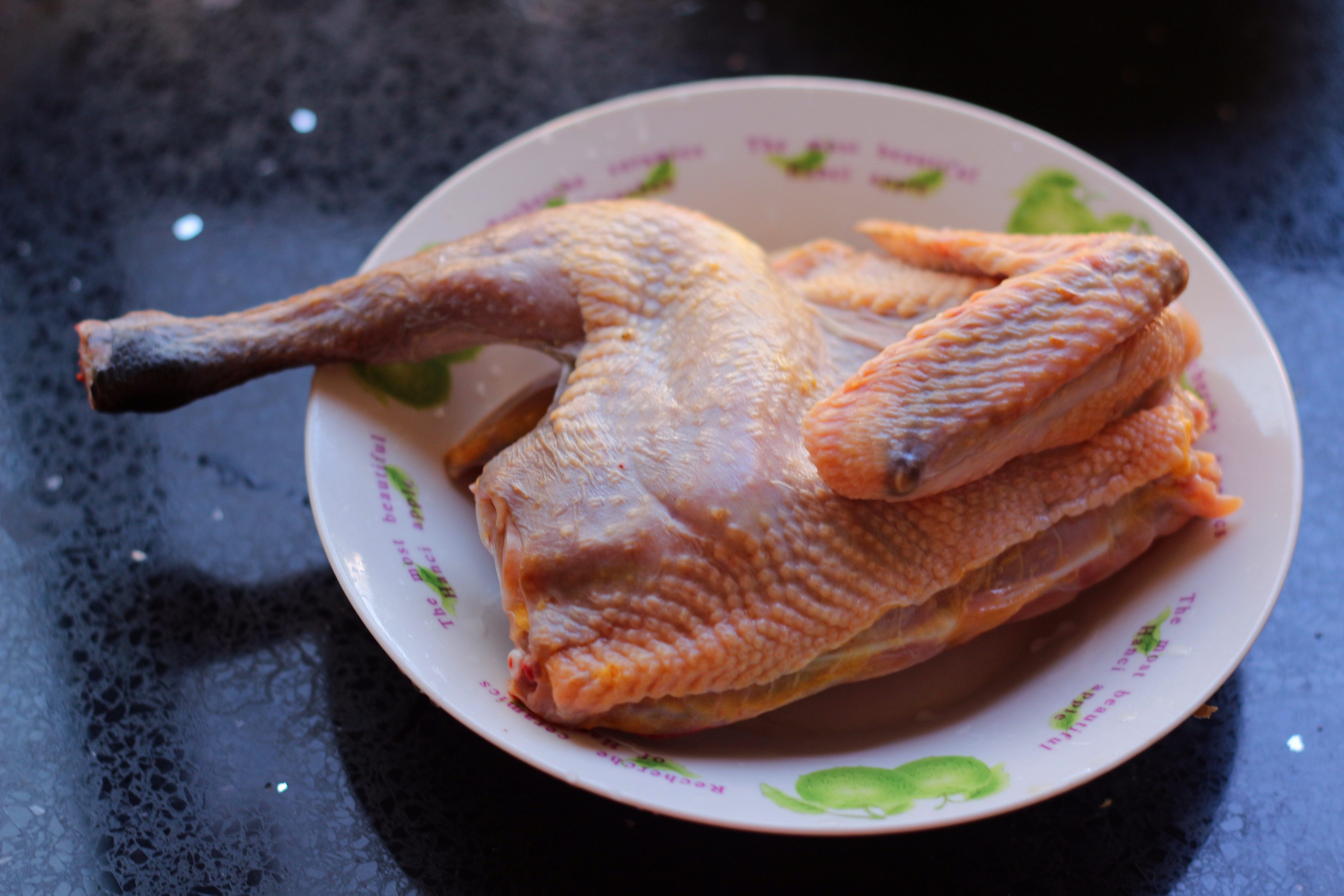 最好选择小公鸡,肉比较嫩.