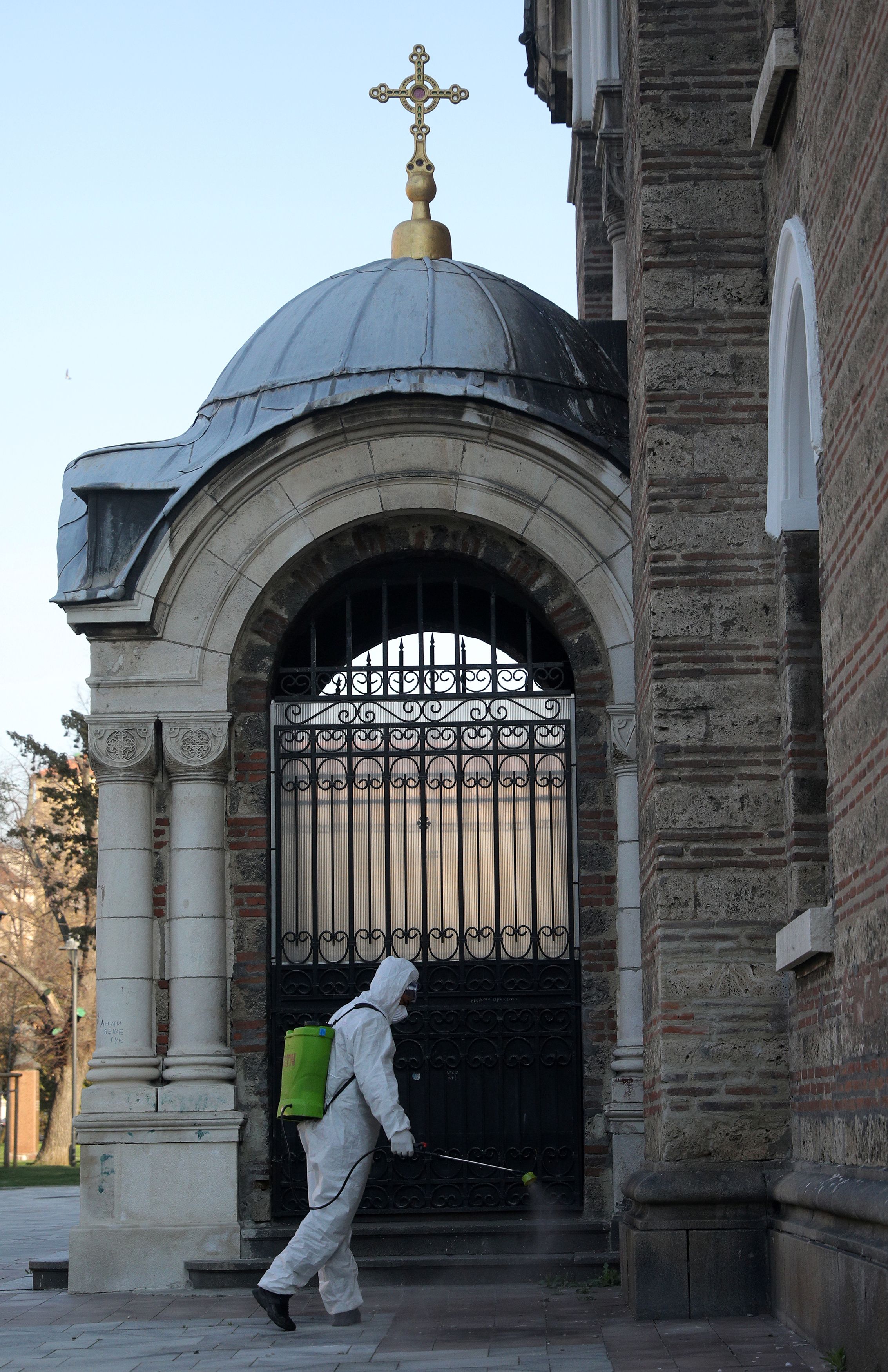 新华社照片,外代,2020年4月11日    (外代二线)(11)消毒进行中    4月