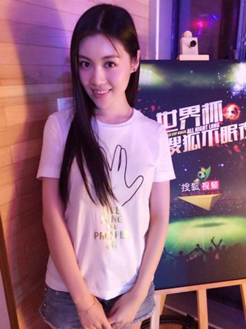 张妍10岁时凭借电影《暖春》中的表现荣获第27届大众电影百花奖影后