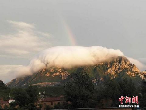 张家口鸡鸣山现罕见"山帽云"奇观