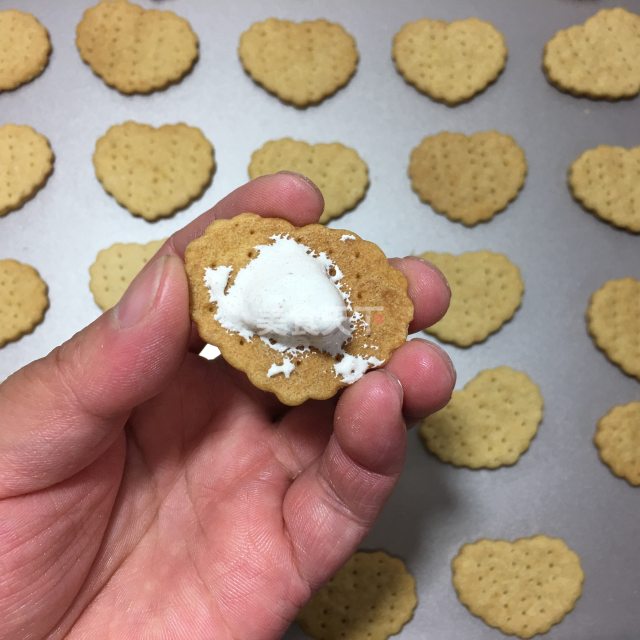 棉花糖夹心饼干,咸甜适中,口感更丰盈