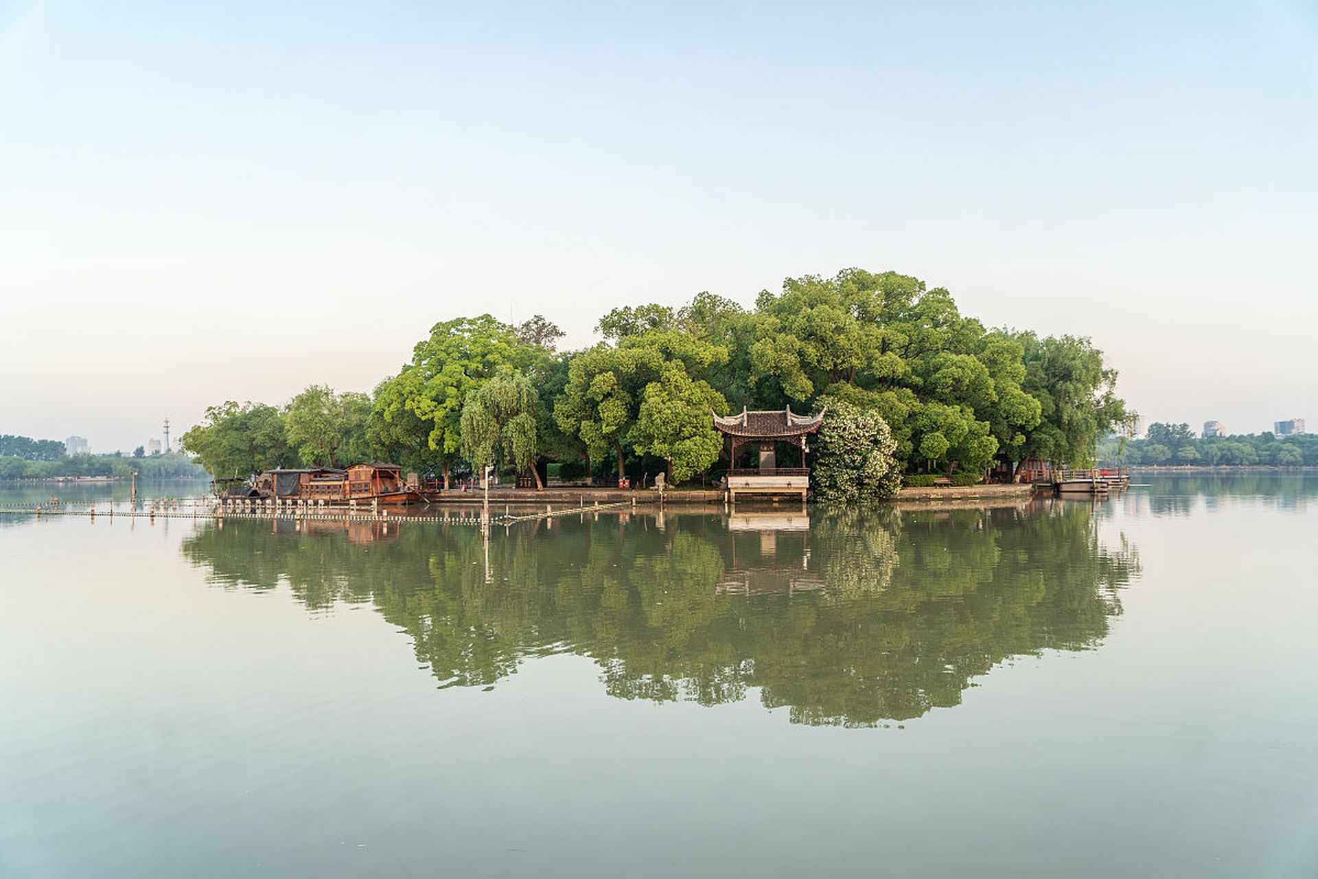 南湖景区,坐落于中国天津市武清区下朱庄街,是一处令人陶醉的自然胜地