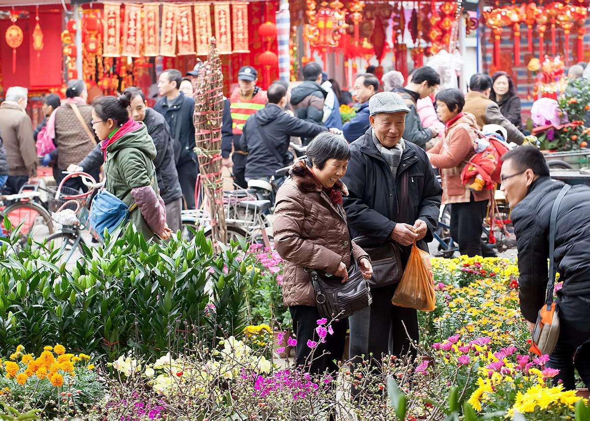当然也不只有广州人会逛花市,广东的大部分城市都有春节前,即除夕夜晚