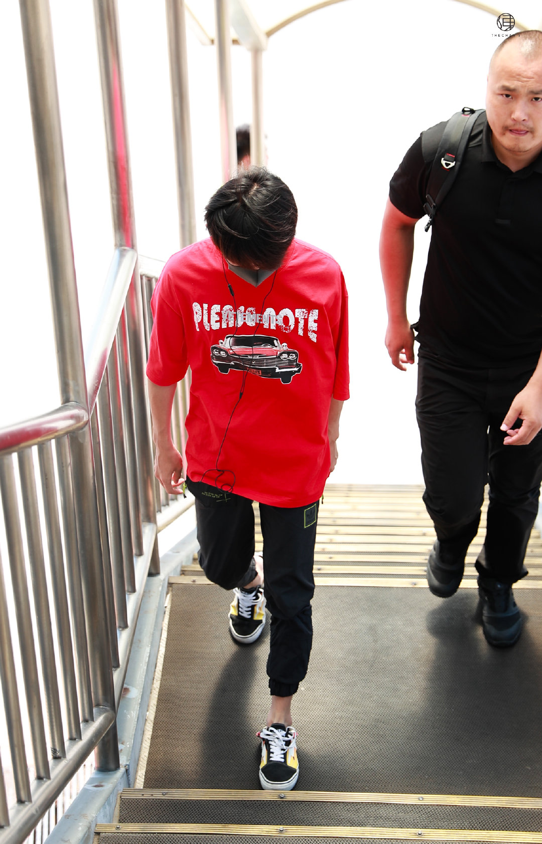 易烊千玺的脚踝真的好看哭了,谁会不喜欢帅气可爱的四字弟弟呢