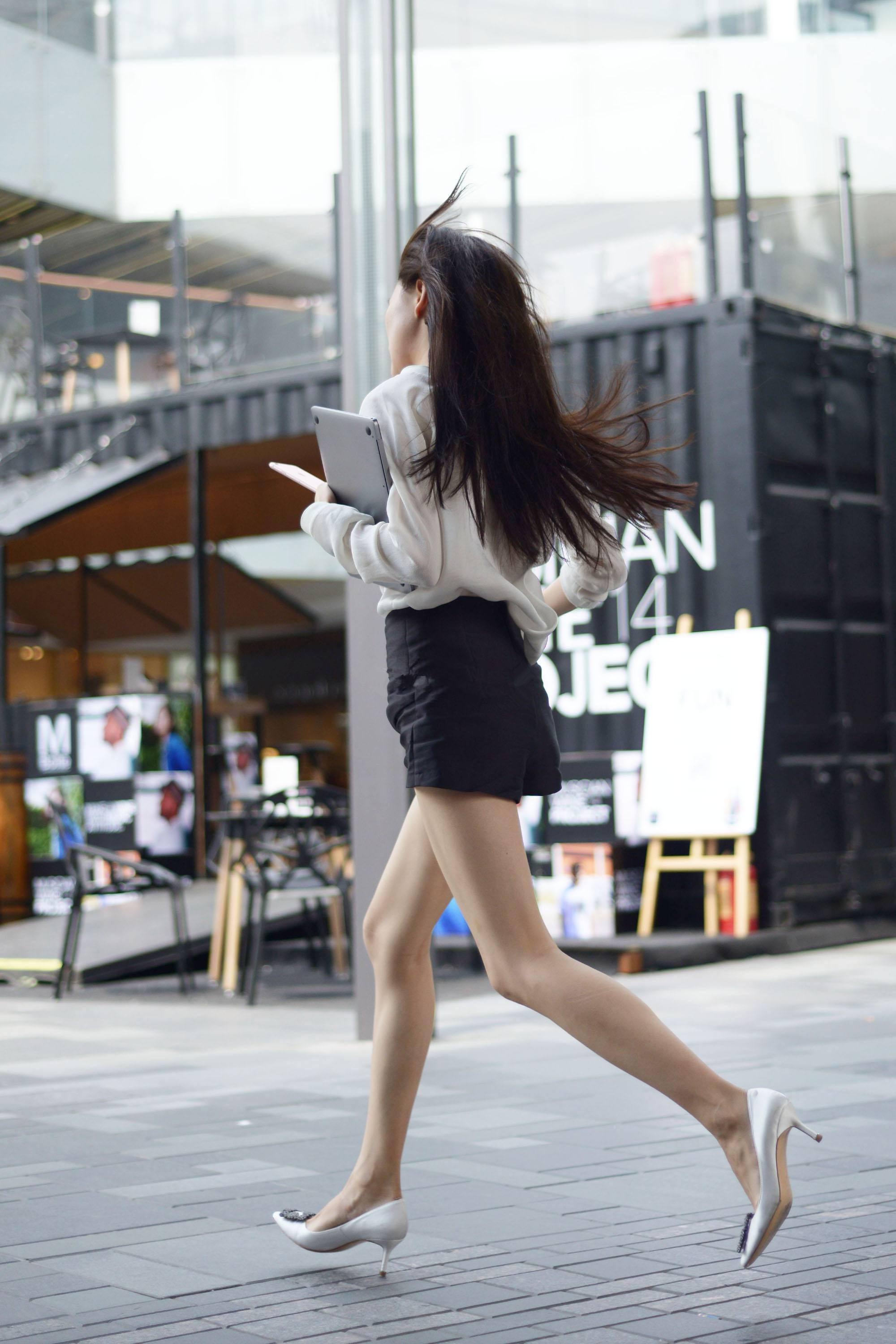 街拍:美女侧影随风,忙碌的性感女人最美!