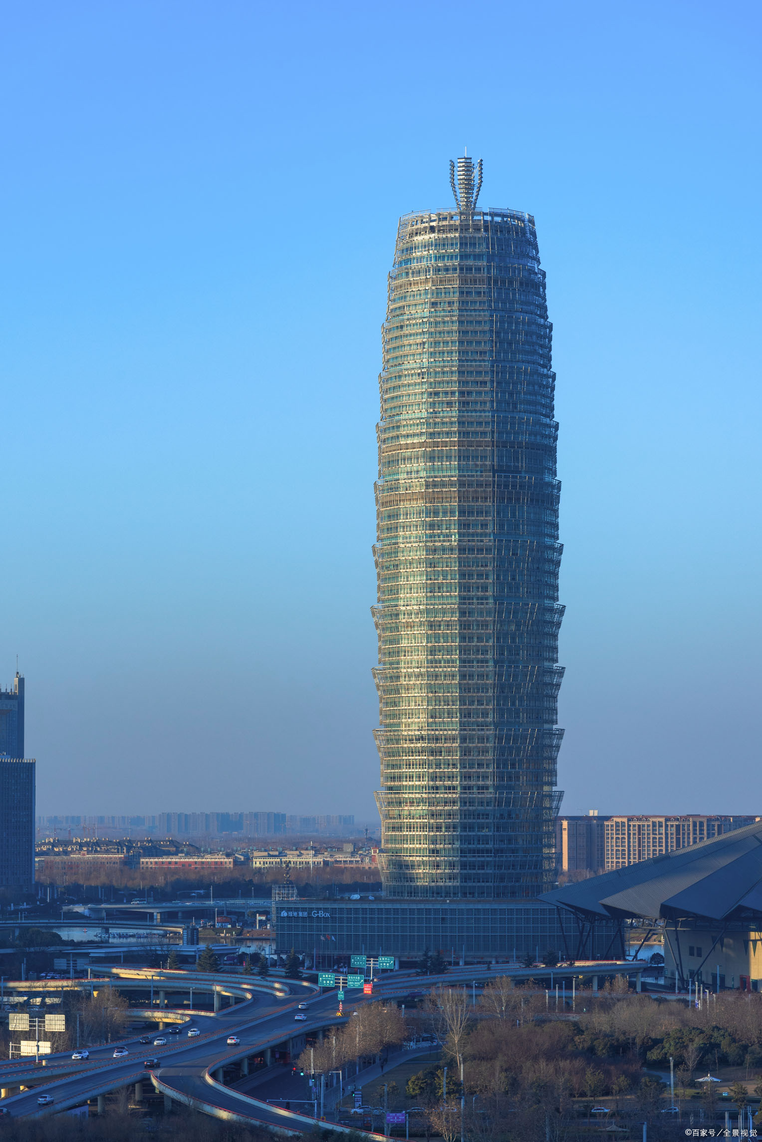 "大玉米"因为楼宇是圆柱塔式建筑,夜晚其布景灯采用黄色设计,而此得名