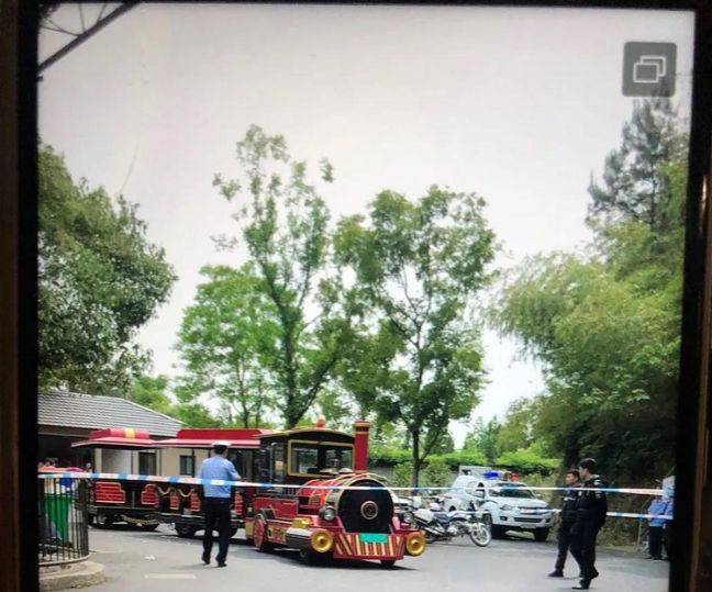 安吉中南百草园观光小火车发生侧翻,导游被压身亡,15名游客受伤
