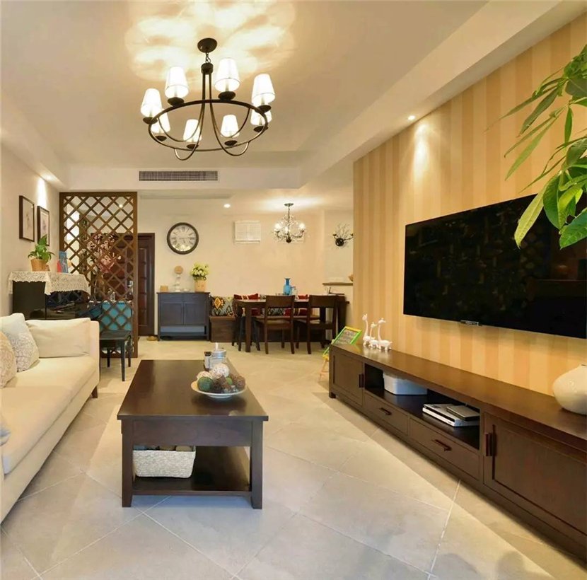 客厅电视墙贴上竖纹壁纸,壁挂式的电视机,搭配一个实木的电视柜,整体