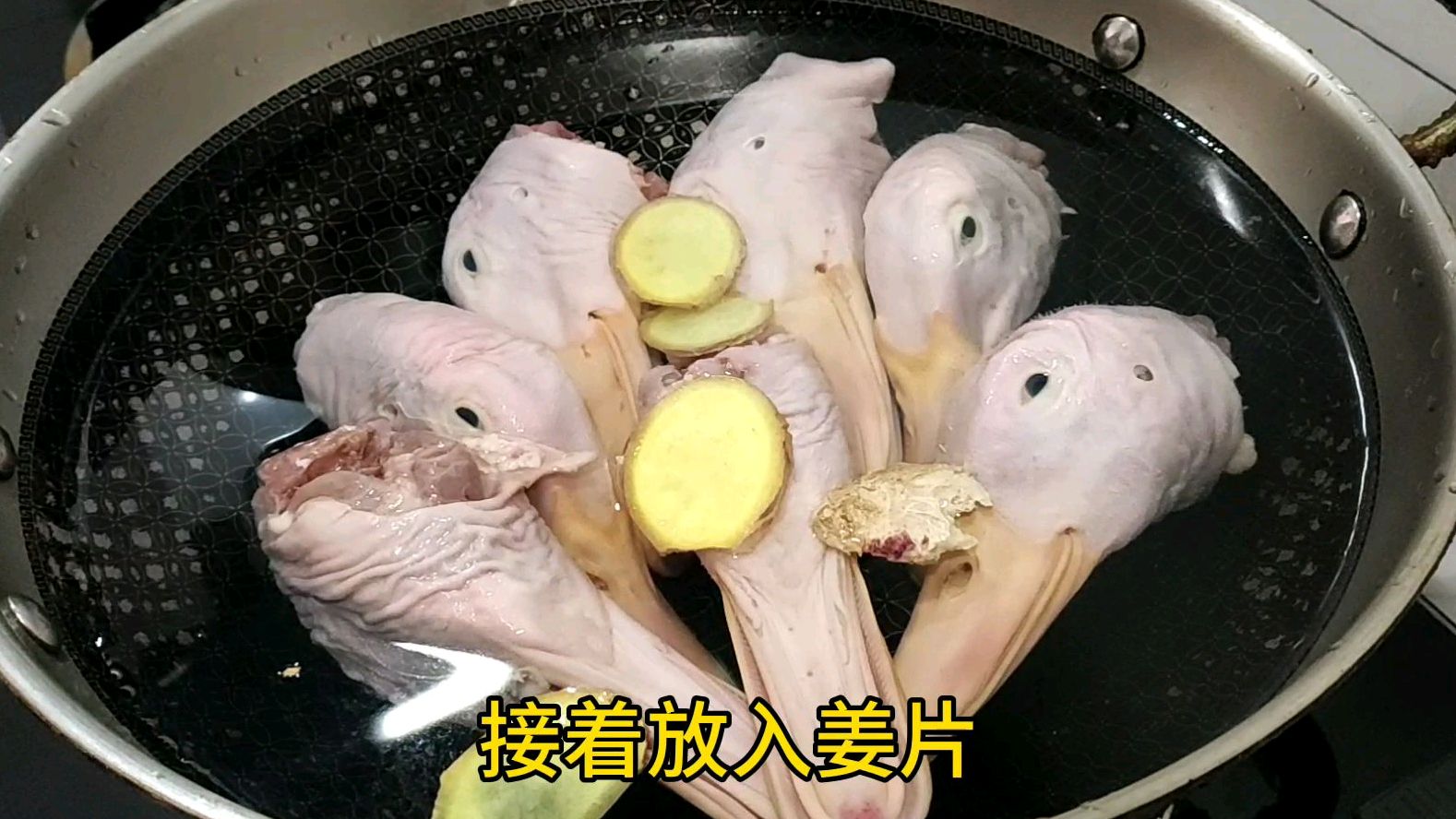 鸭头怎么做才好吃?试试这道香辣鸭头的做法,香辣入味,越吃越香