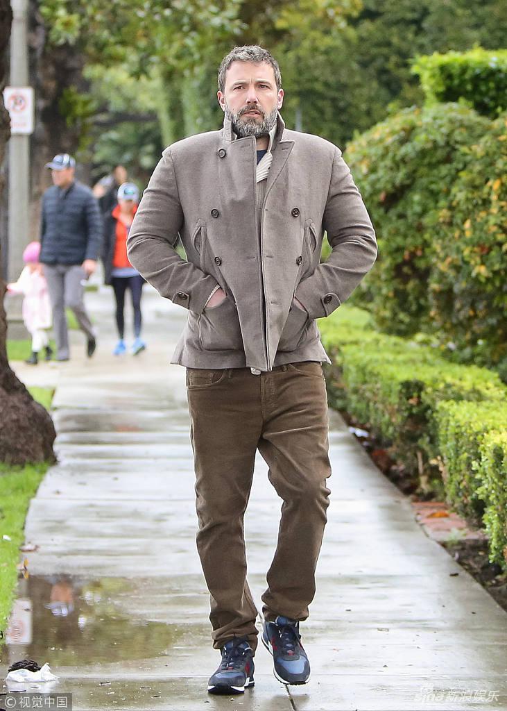 组图:本·阿弗莱克连续三天出街衣服不重样 各类风格切换自如