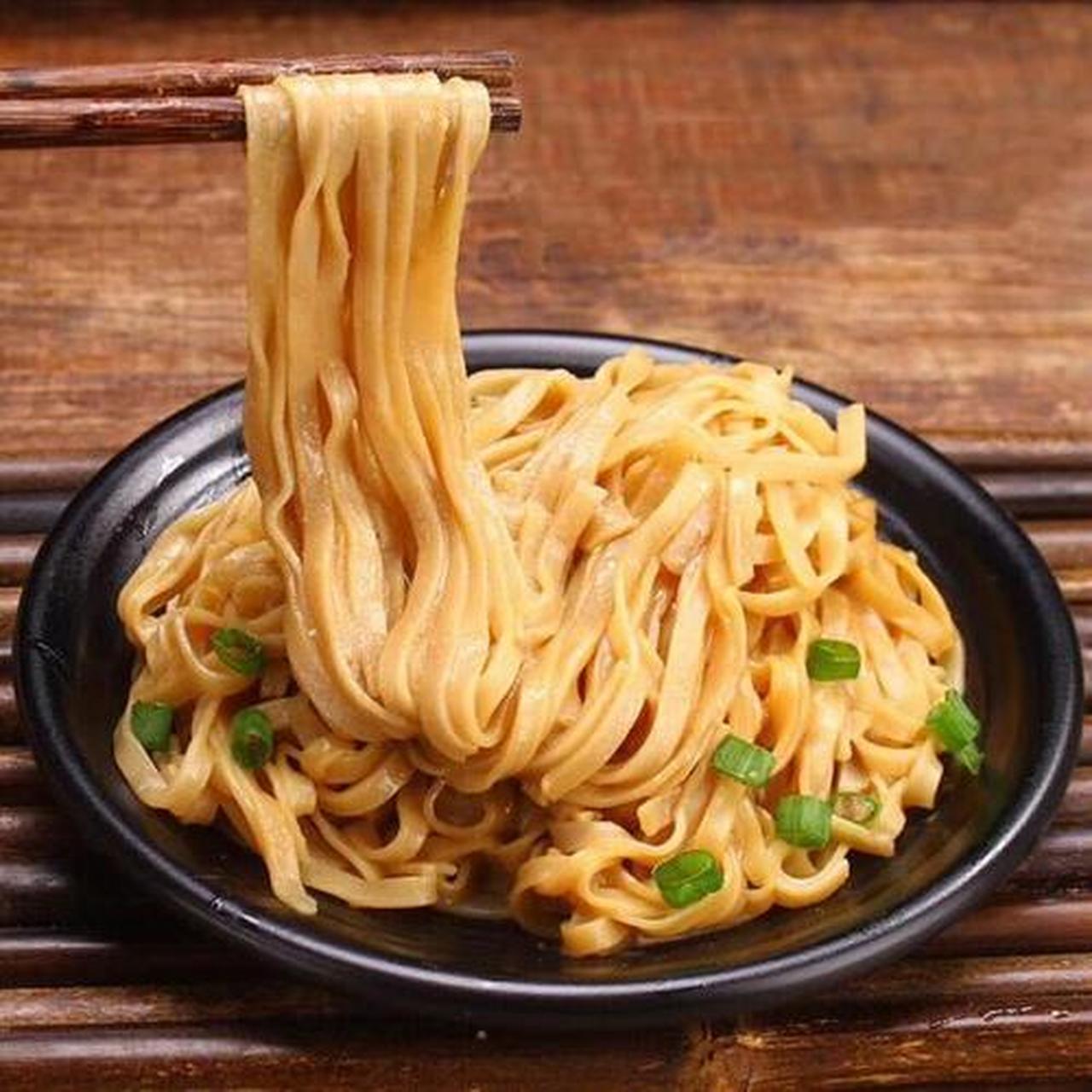 沙县拌面是福建三明沙县小吃的一种,一般与"沙县扁肉"搭配成餐.