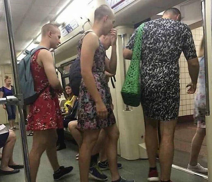 搞笑gif:都说外国人不会用筷子,但凌空夹花生米的技能让人佩服
