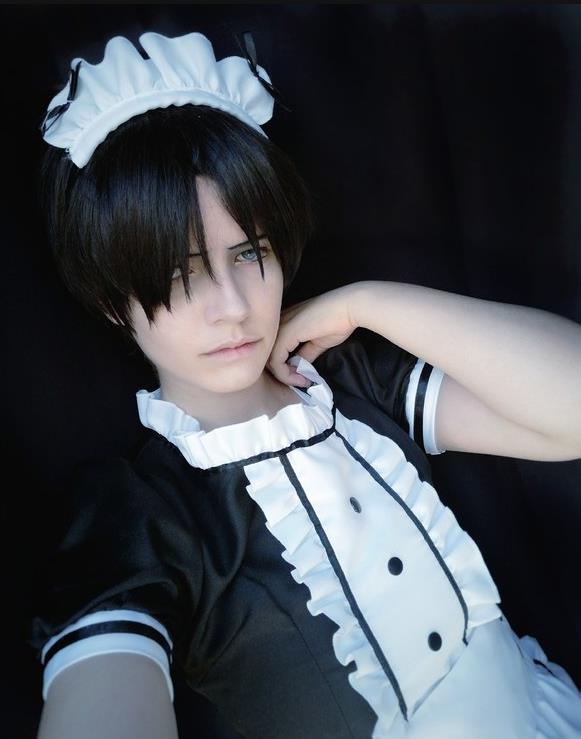 图为兵长利威尔,女装大佬很适合你哟!