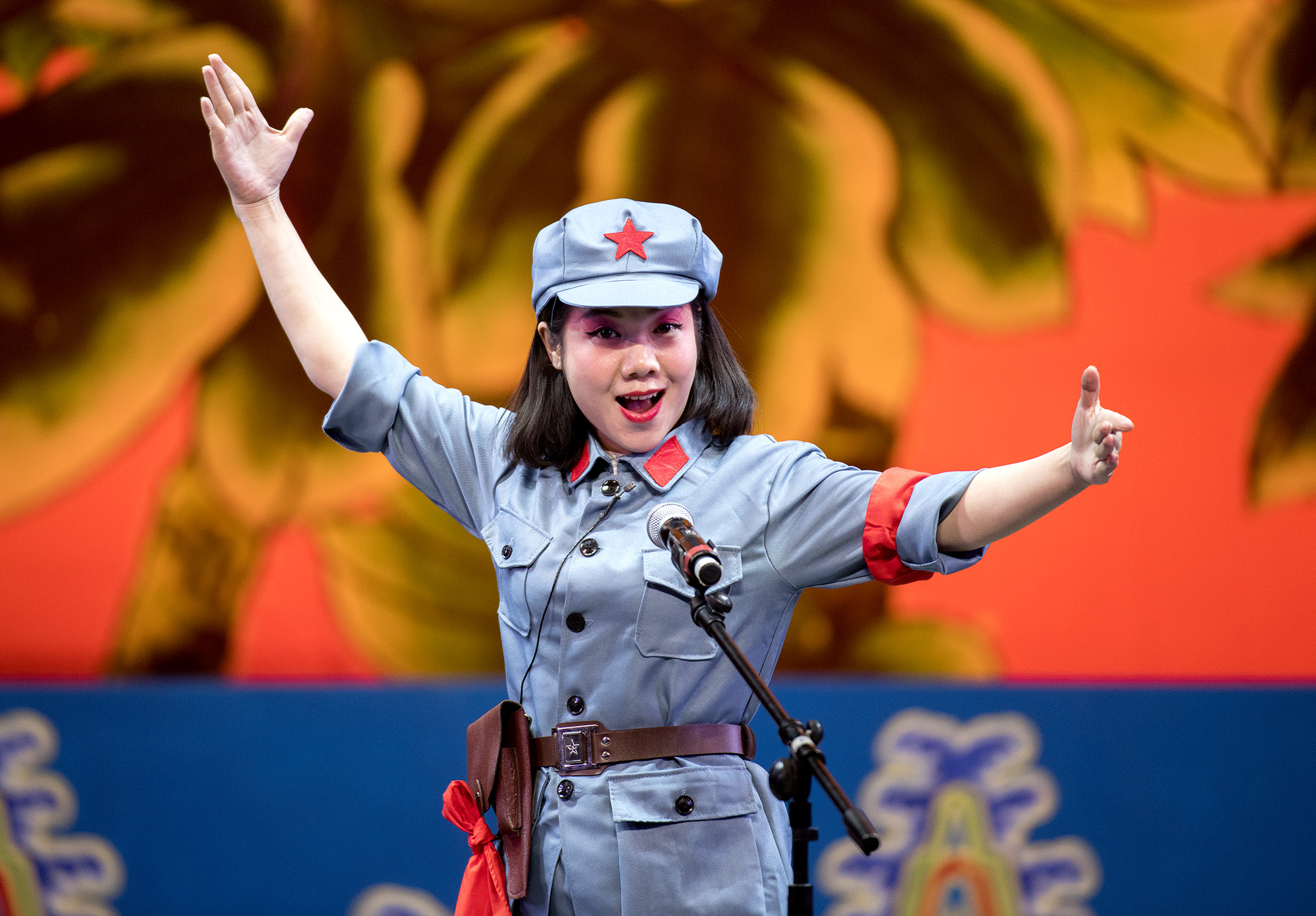 选手表演京剧参加比赛