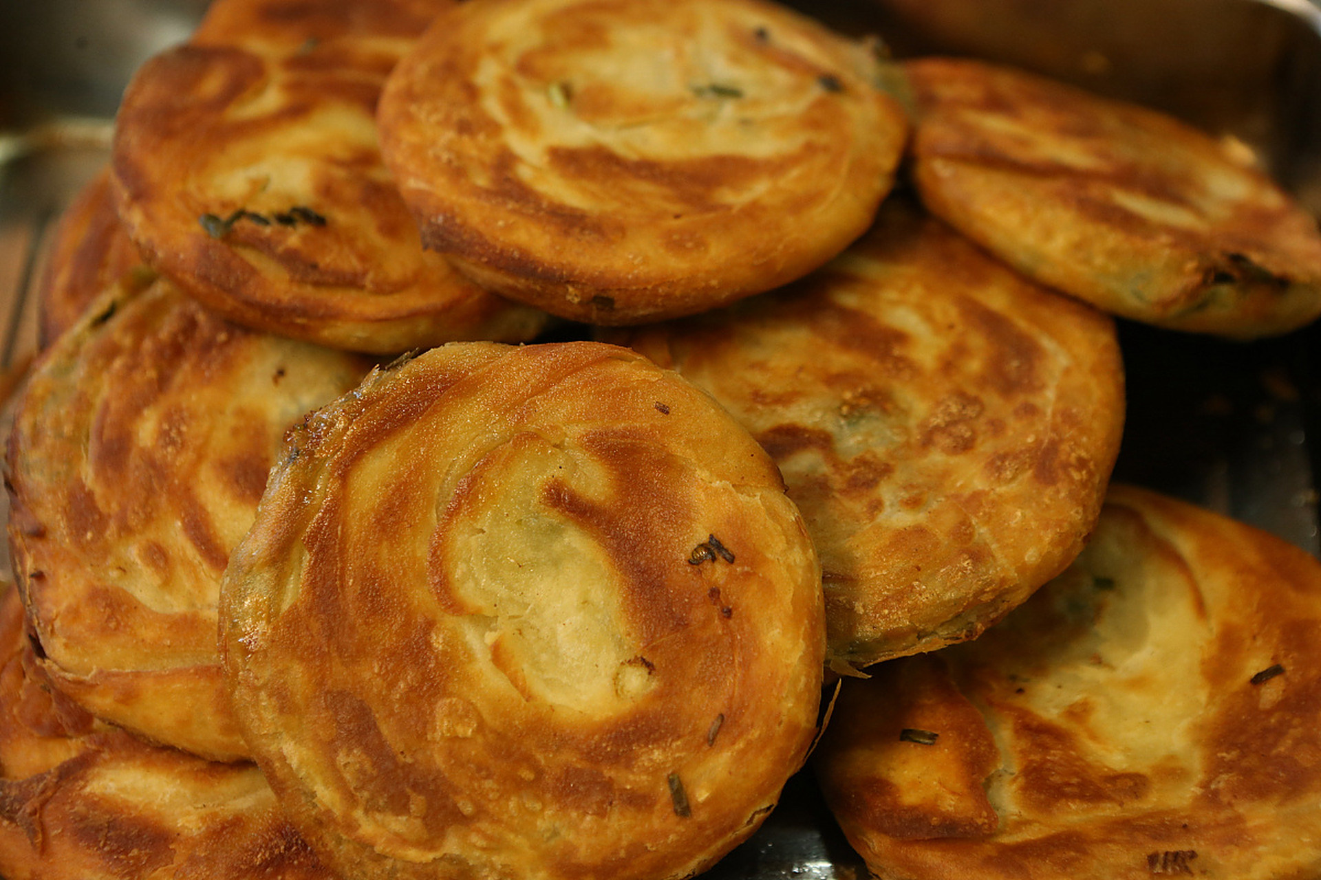 炸油饼是一道非常受欢迎的中国传统小吃.