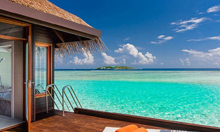 在海边踏浪,温热的海水,让我心花路放,拍了很多好看的