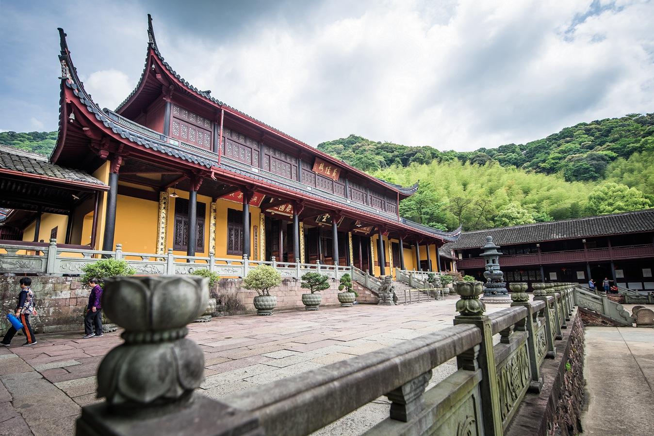 浙江这一古寺,距今1700年,建筑物正好999间,被誉东南佛国!