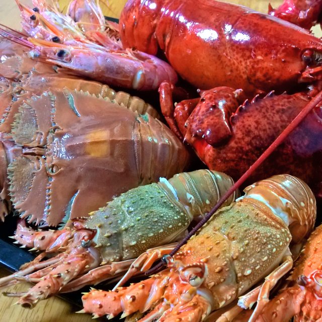 第4步,葱姜花椒料酒加水煮开,放各种虾分别煮熟,捞出后摆在一起.