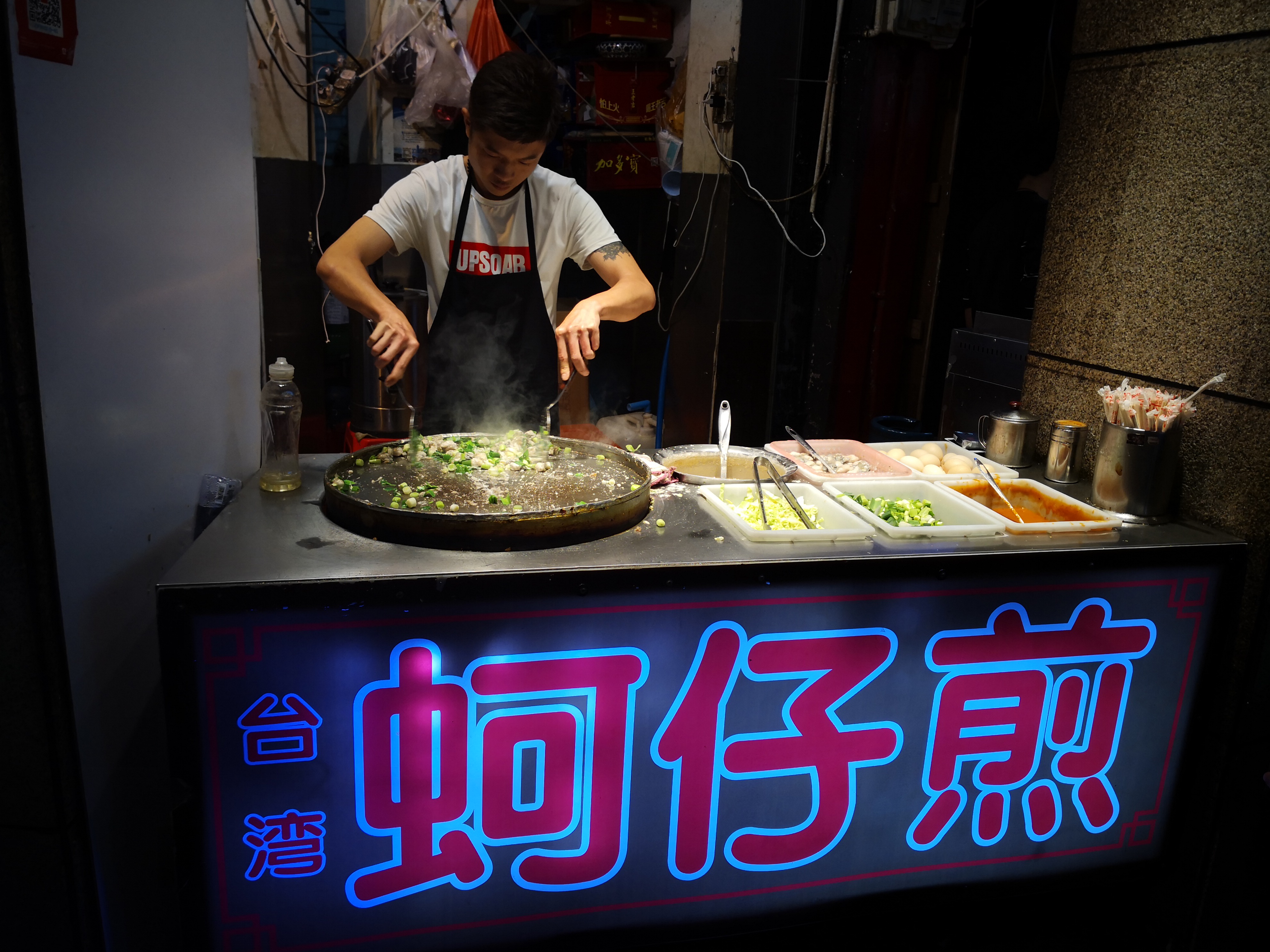 面向游客搭了摊位,一位长得太有台湾人特点的大爹正往铁板上煎鸡蛋