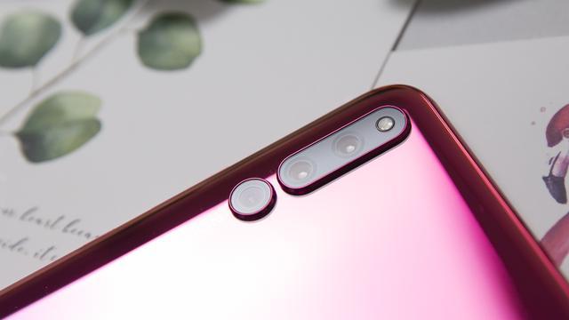 荣耀magic2将前置摄像头等模块隐藏在滑屏下方.