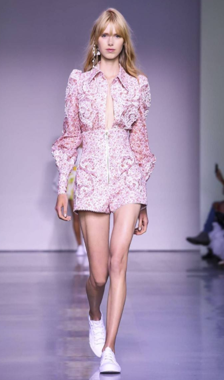 模特秀:时装模特身姿优雅,让人看了心情舒畅