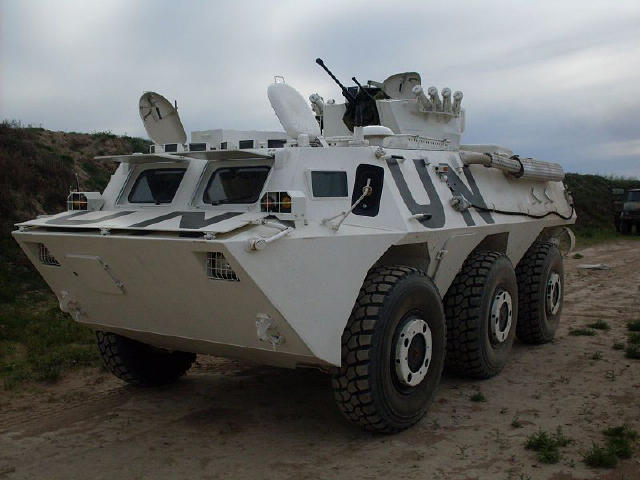 我军基地外"突发"爆炸,9名外军当场死伤,出动装甲车严阵以待