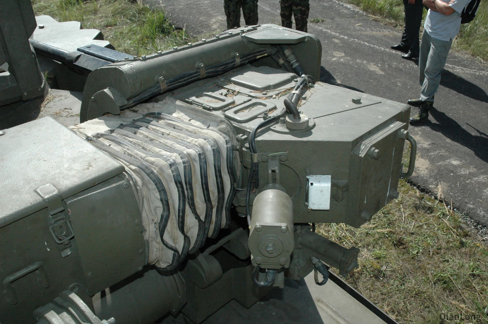 近距离看t-72m2改进型坦克上搭载的30毫米机关炮的炮座和其它部分