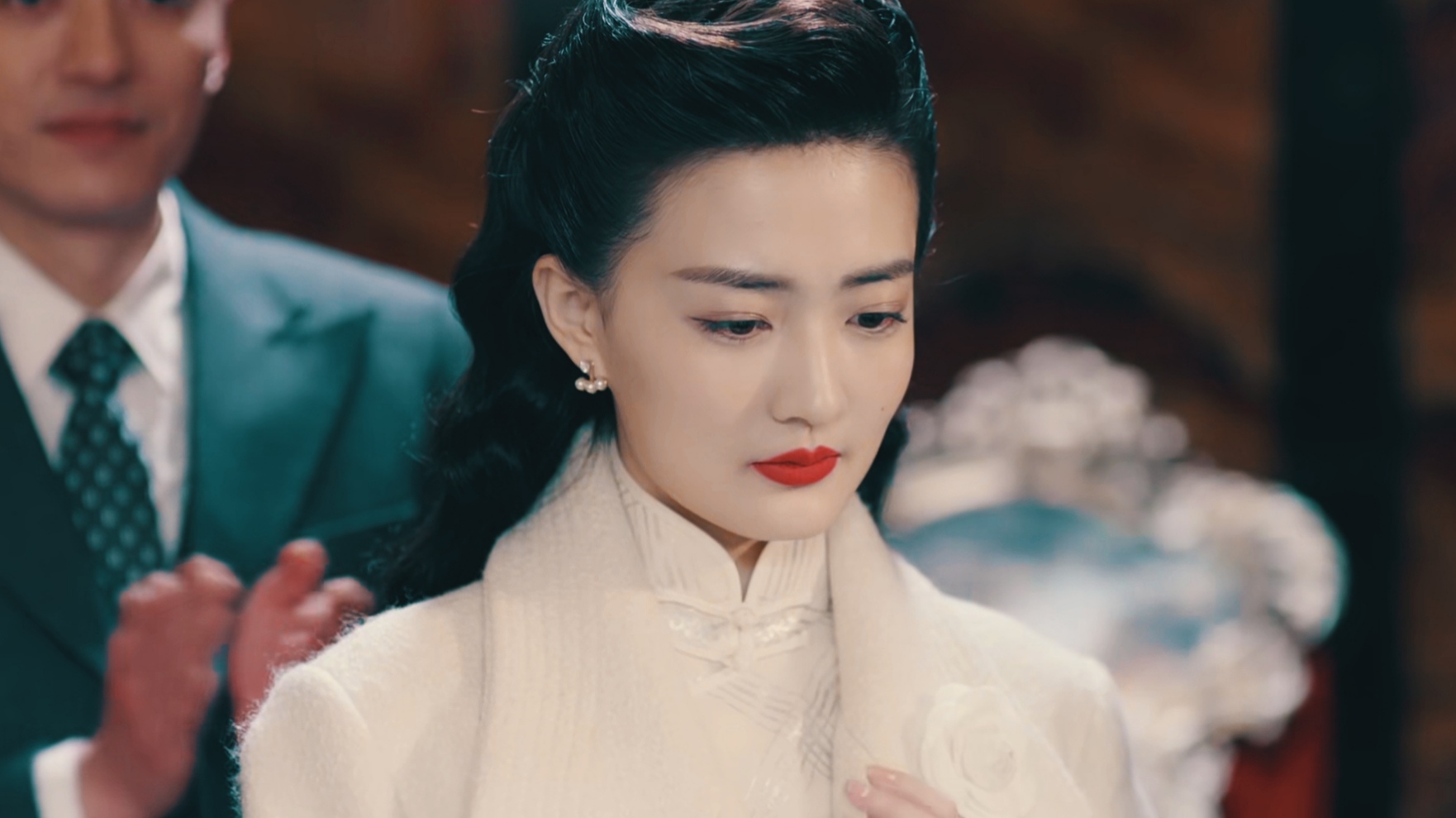 徐璐饰演的女特工贵婉,很有风情的民国女孩,造型审美也在线