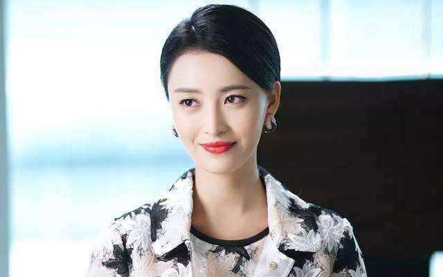 权色交易官场小说:他靠上风貌妖娆的美女主管,从此仕途风光无限