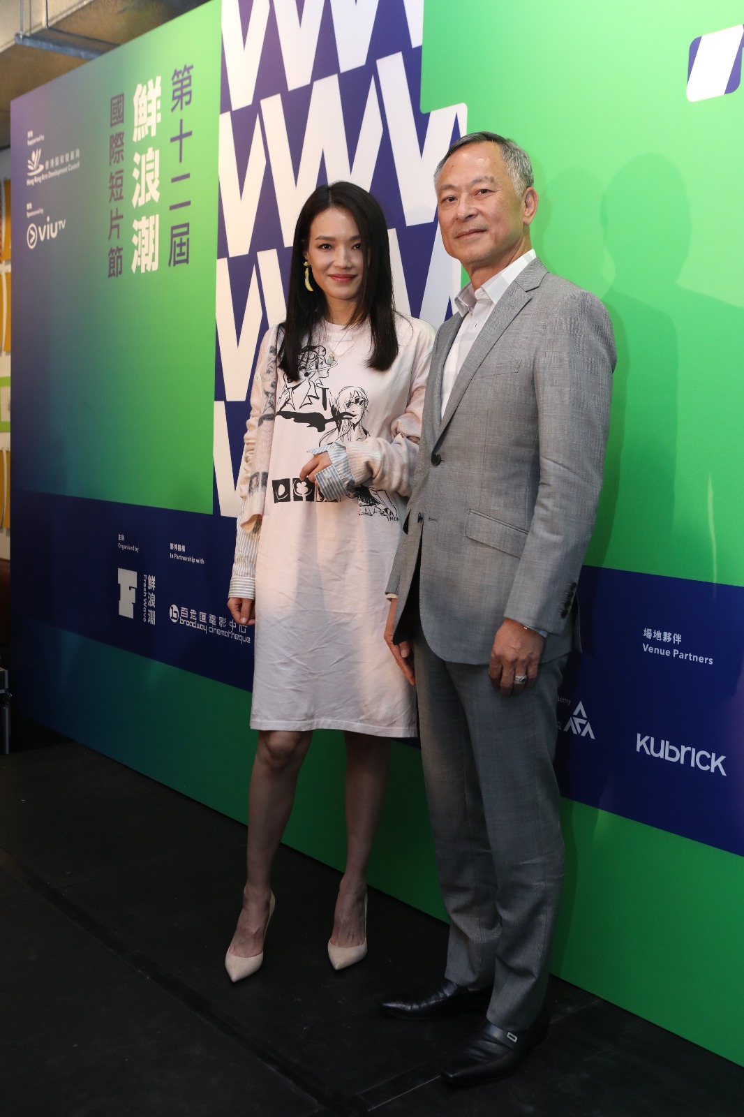 舒淇穿着stuart weitzman裸色麂皮curvia高跟鞋