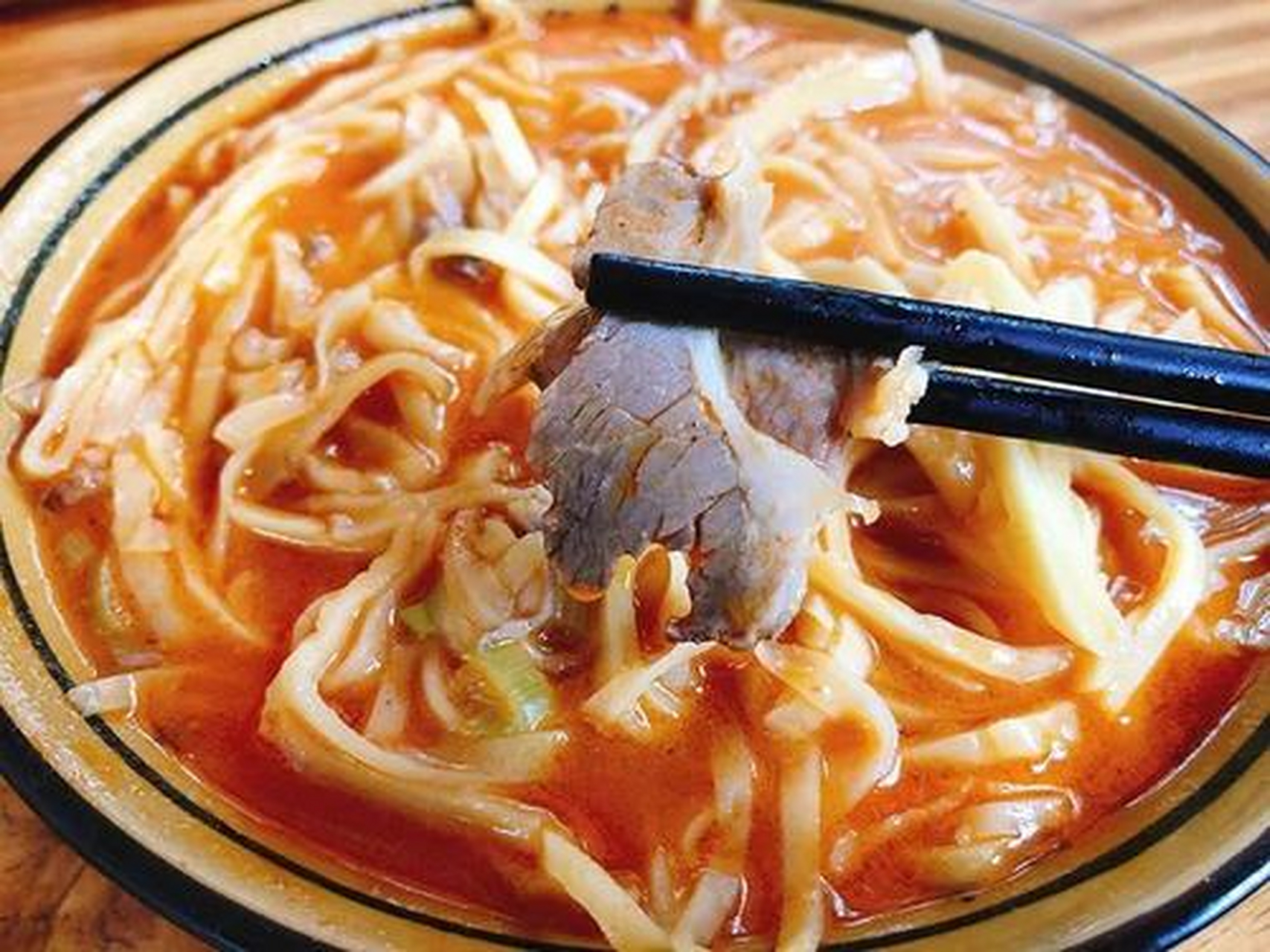 制作羊肉胡卜,最关键的是羊汤,羊汤的鲜美取决于羊肉的选择.