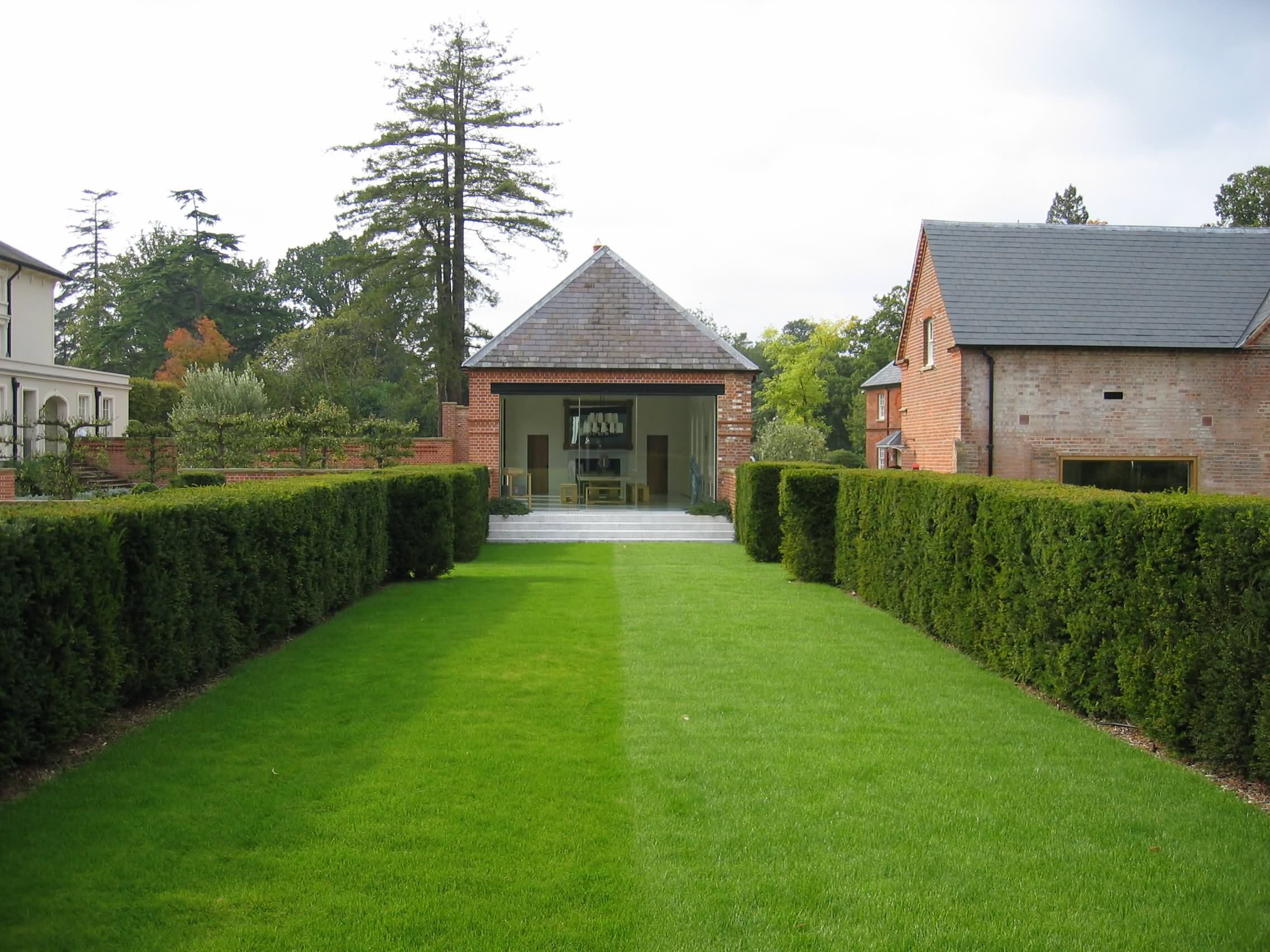 现代英式别墅庭院,草坪与造型树 转载自百家号作者:设计间谍