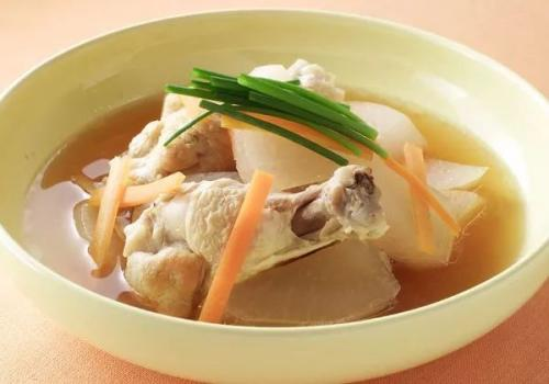 用萝卜这样煮出来的鸡汤,既好喝,又营养,制作还简单!